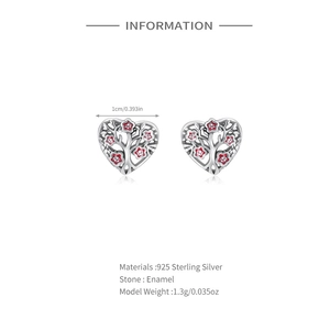 Détail de boucles d'oreilles cœur en argent 925 avec arbre de vie et fleurs en émail rouge