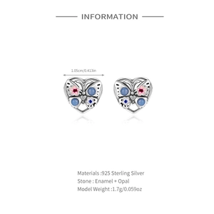 Détail des boucles d'oreilles cœur en argent 925 avec fleur en émail et pierre opale