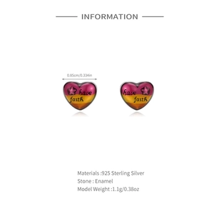 Détail macro de boucles d'oreilles cœur en argent S925 avec émail dégradé et gravure