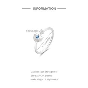Détail de la bague en argent S925 avec design lune et étoile et pierre zircone bleue