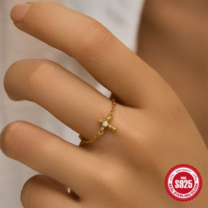 Elegante anello a catena in argento 925 dorato con ciondolo a croce e micro cristallo