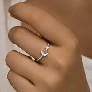 Détail de la bague en argent lune et étoile avec saphir bleu et pavé de diamants