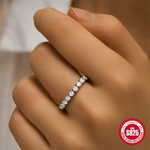 Anello di lusso in argento sterling S925 con una fila di scintillanti zirconi cubici
