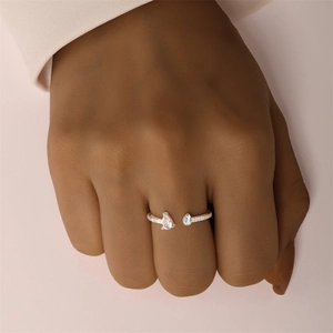 Détail bague ajustable en argent S925 avec opale taille poire et pavé de pierres fines