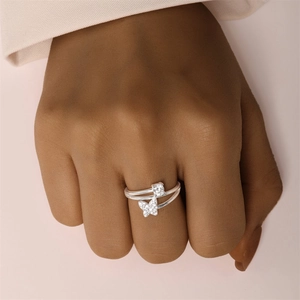 Gros plan sur bague double couche en argent S925 avec papillon et pierres serties