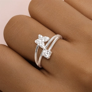 Gros plan sur une bague double en argent ornée d'un papillon serti et d'un oxyde de zircon