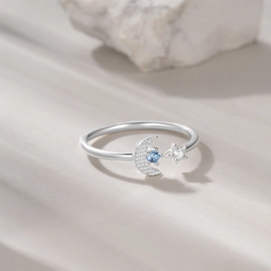 Vue rapprochée de bague ajustable en argent avec croissant de lune, étoile et gemmes
