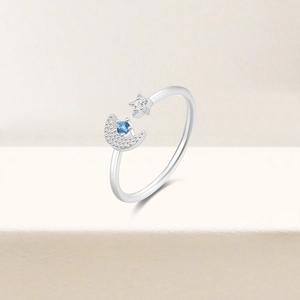 Détail de la bague en argent S925 avec pierre de lune bleue et décorations en étoile