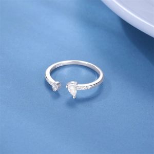 Détail macro du poinçon S925 en argent sterling sur l'anneau réglable argenté