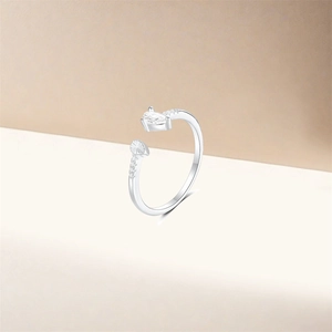 Gros plan sur une bague réglable en argent avec pierre taille poire et micro-pavé chic