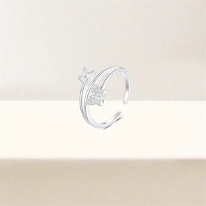 Détail d'une bague ouverte en argent S925 avec motif papillon et pierre en zircone