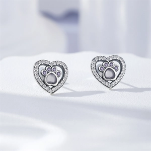 Détail des boucles d'oreilles cœur en argent S925 avec patte violette et zircons