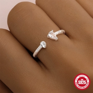 Bague ouverte en argent S925 avec zircon poire et accents scintillants sur le doigt