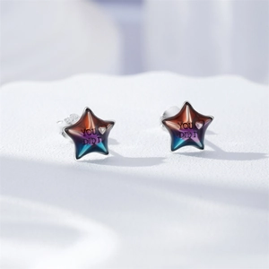 Gros plan de boucles d'oreilles étoile en argent S925 avec dégradé d'huile coloré