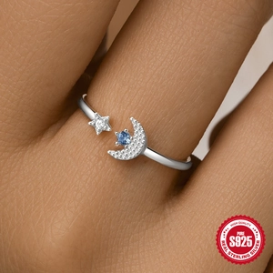 Bague en argent S925 avec motif lune étoile et pierre bleue portée au doigt