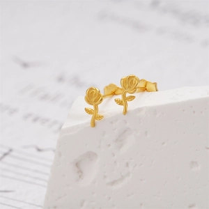 Makroaufnahme der goldenen S925 Silber Rosen-Ohrstecker mit mattem und poliertem Finish