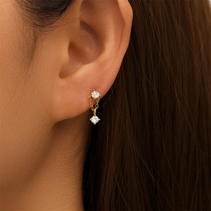 Detail van 925 sterling zilveren kettingoorbellen met hangende zirkonia edelstenen