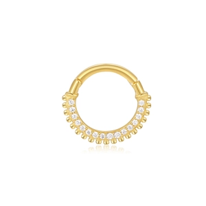 Dettaglio di un ear cuff in argento S925 dorato con file di zirconi e bordo con sfere