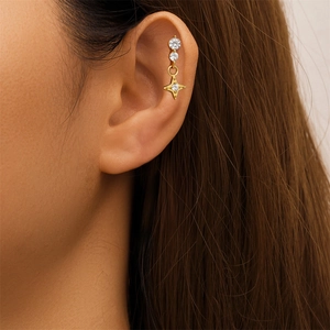 Detailopname van S925 zilveren vergulde oorknop met zirkoonketting en sterrenhanger