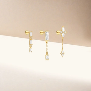Detail van S925 sterling zilveren gouden oorbellen met zirkoon sterren en kettingen