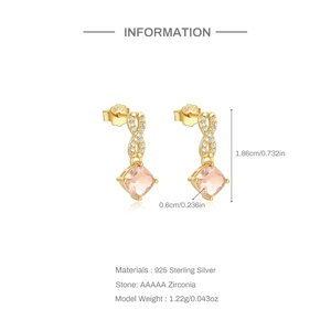 Dettaglio dell'orecchino infinito in argento S925 con zircone rosa e placcatura 18K