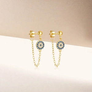 Dettaglio dell'orecchino a catena in argento S925 dorato con zirconi blu e pavé di pietre