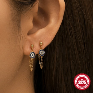 Orecchini pendenti in argento S925 con pavé di cristalli blu e catenina su modella