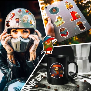 Variété d'autocollants cartoon sur casque, tablette et bouteille d'eau pour déco