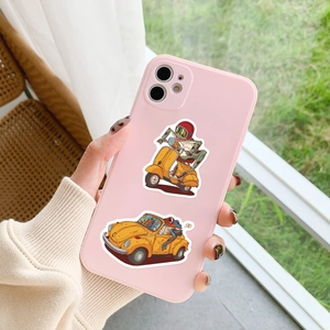 Coque de téléphone rose avec illustrations rétro de grenouille sur scooter et voiture