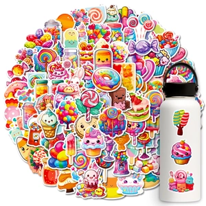Detail van kleurrijke snoepstickers op een waterfles voor creatieve DIY-decoraties