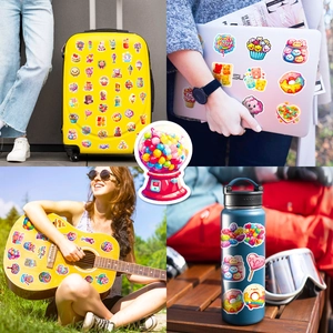 Gekleurde snoepstickers op laptop en koffer met een glanzende afwerking en details