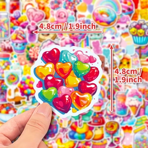 Detail van een kleurrijke hartvormige sticker met snoepmotief van 4,8 cm voor DIY-decor