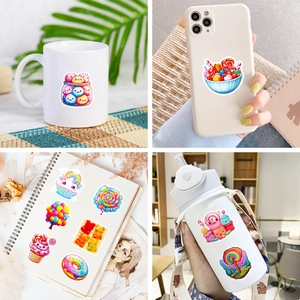 Kleurrijke snoep stickers op een mok, telefoonhoesje en notitieboek ter decoratie