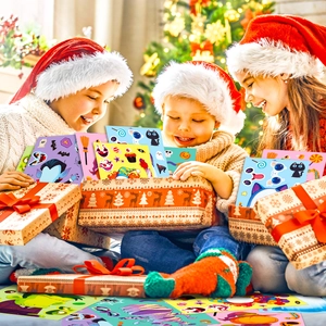 Kinder öffnen Geschenkboxen mit Halloween-Kürbis- und Geist-Aufkleber-Sets als Spielspaß