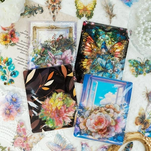 Vista plana de pegatinas de PET de flores vintage con lámina dorada y mariposas