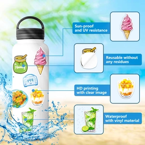 Vue macro d'autocollants alimentaires en vinyle imperméables avec éclaboussures d'eau