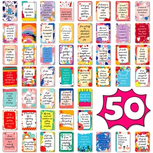 Detailansicht von 50 bunten Affirmationskarten mit inspirierenden englischen Zitaten