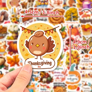 Hand hält einen Thanksgiving-Truthahn-Aufkleber mit Ahornblatt- und Kürbismotiven