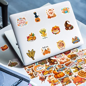 Detailansicht der Thanksgiving-Aufkleber auf einem Laptop mit Truthahn- und Kürbismotiven