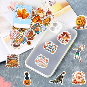 Details von wasserdichten Thanksgiving Stickern mit Kürbis und Truthahn auf Handyhülle