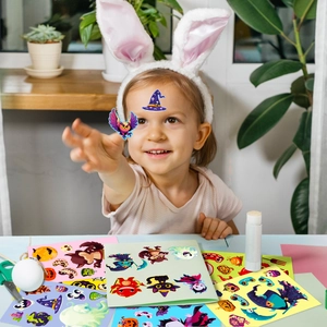 Enfant jouant avec des autocollants d'Halloween avec motifs de fantômes et citrouilles