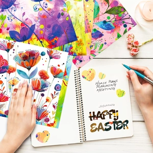 Carta decorativa floreale su tavolo in legno con taccuino e penna per scrapbooking