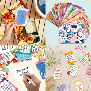 Detaillierte Ansicht motivierender Karten mit positiven Zitaten und Illustrationen