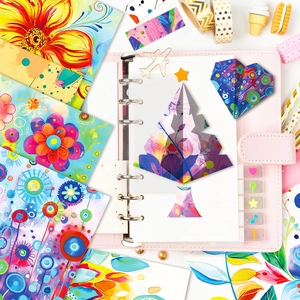Vista piatta del raccoglitore in pelle rosa con set di carta per scrapbooking floreale