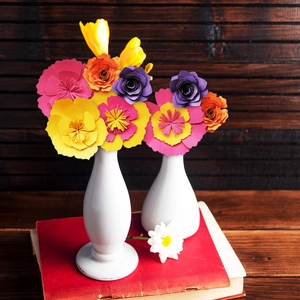 Handgefertigte 3D-Papierblumen in weißen Keramikvasen für festliche Party-Hausdekoration