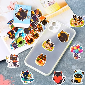 Gros plan d'autocollants de chats noirs mignons décorant une coque de téléphone portable