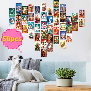 50-teiliges Weihnachts-Wanddeko-Kartenset in Herzform über einem Sofa mit Hund platziert