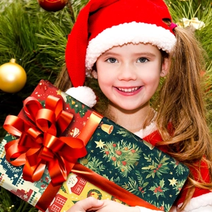 Détail de divers papiers cadeaux de Noël avec motifs de sapins et de maisons sous la neige