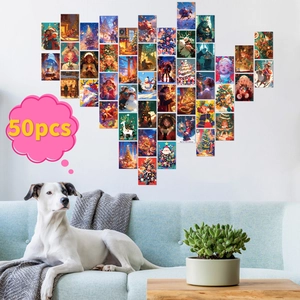 Lot de 50 cartes de décoration murale de Noël disposées en forme de cœur sur un mur blanc