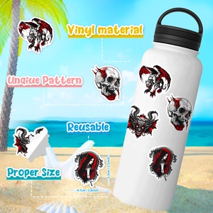 Detailansicht wasserfester Gothic-Vinyl-Sticker mit Totenkopf- und Dämonenmustern auf einer Flasche